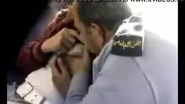 شرطي عربي ينيك فتاة و يلحس بزازها داخل السيارة و يحاول ان ينيكها بقوة