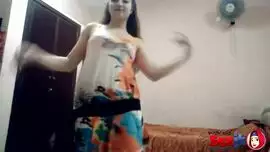 بنت ترقص لخطيبها