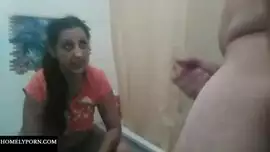 زوج يصور زوجته في الحمام وهو يمارس معها الجنس ويدعو الجميع للاستمناء عليها