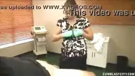 الممرضة الممحونة تدلك زب المريض حتى يخرج حليبه الأبيض