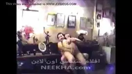 الولد يركب فوق أمه الحامل فوق السرير ليلا