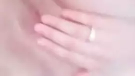 رجل يعبي الكس الأبيض مني سمينه