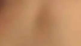 الفتاة الآسيوية اللطيفة تستحم بينما يقوم رجل قرني بعمل فيديو لها