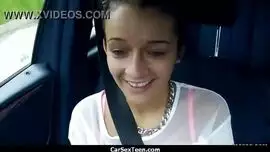 فتاة تدخلقدمها في كس شابة وهي داخل مؤخرة السيارة