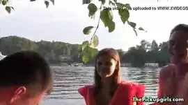 وجه الفتاة تجرؤ قارب