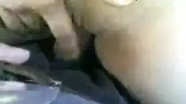 مسرب عربي في سيارة يرضع بزازلها ويسبها