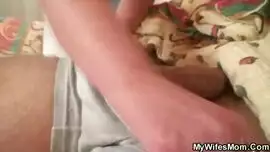 سكس رومانسي تمص زبه على السرير وتتناك شقراء