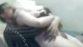 سكس يغريها بزبه