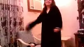 إمرأة عربية تخلع ملابسها