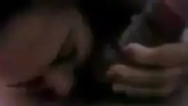 مصري ينيك بنت الخادمة الشقية في غرفة نومها وهي تنظفها ويعدها بالزواج الفيديو الإباحية