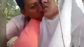 شاب مغربي يمارس الجنس مع صديقته في الغابة