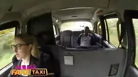 سائق تاكسي و نيك شابة في التاكسي