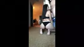 سكس بنت دكتوره تجي تعالج رجال شايب يقوم يتمسخر عليها لين ينيكها