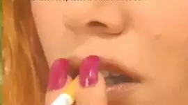 امرأة مفلس تدخن سيجارة وتبتسم