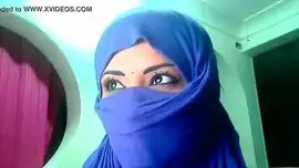 رجل يعلق الحليب من بزاز امراه