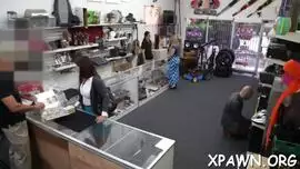 امرأة مذهلة في جوارب سوداء المثيرة حصلت على بوسها يمسح وامتص على الكاميرا قبل أن تحصل مارس الجنس من الصعب
