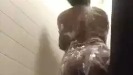 رجل أسود مقرن يمارس الجنس مع زوجة صديقه المقربة ، أثناء تواجده في المنزل