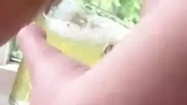 تبول العسل في الحديقة