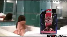 يلعب فاتنة الساخنة مع نفسها والنافورات في حوض الاستحمام.