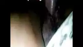 امرأة سوداء حسية تمتص قضيب حبيبها بلهفة أثناء ممارسة الجنس مع جارتها