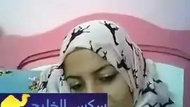 محجبة تقلع هدومها و تبعبص في كسها امام الكاميرا - سكس عربي