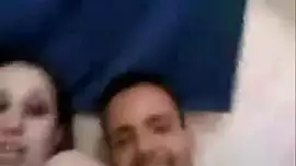 قحبة مغربية تتناك من ضابط الشرطة العجوز في السيارة الفيديو الإباحية