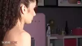 فيديو يغذف في فمها