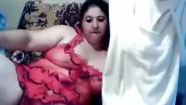 اجمد زوجه مصرية في غرفة النوم بالقميص الأحمر تدلع زوجها يصورها ويركبها
