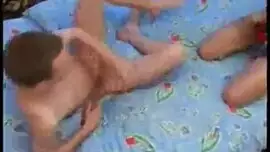 طفل صغير في سن الولادة ينيك امرأة