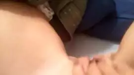 رجل يعمل عادة سريه بمفرده