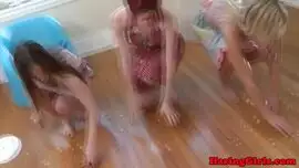 فتاة عربية تصورها صديقتها وهي تلعب بكسها في حمام المدرسة