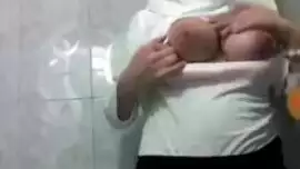 طالبة ثانوي محجبة تلعب في بزازها الفايرة في الحمام وتضرب سبعة ونص