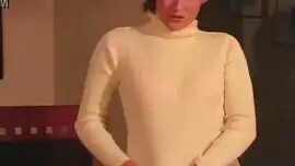 امرأة سمراء ساخنة تمتص ديك الثابت في الحمام ، قبل الحصول على مارس الجنس عميق قدر المستطاع