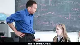 هذا المعلم يمارس الجنس مع امرأة شابة في تنورة قصيرة جدا