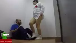 زوج يلحس لزوجته بينما رجل ينيكها