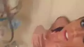 امرأة سمراء في سن المراهقة يلعب مع حلمته في الحمام