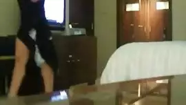 يقابل زوجه الاب بالصدفه في الفندق تقابل عشان وينكها