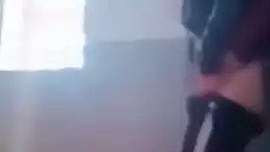 مصري يجيب زميلته إلى المنزل ويزنقها فوق اسرير مخفي