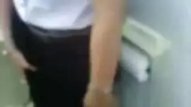 طالب سعودي ينيك زميله في حمام المدرسه لا