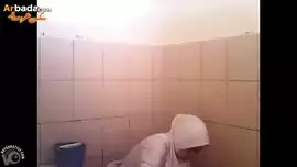 دكتوره في حمام المستشفي كاميرا مخفيه