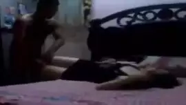 شاب مصري ماسك مرات أبوه السمينة في غرفة نومها يفركها بوس و لحس و نياكة الفيديو الإباحية
