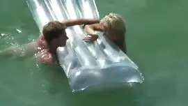 رجل يعتدي علي امراة في البحر
