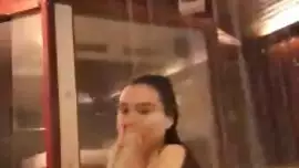 فاتنة الآسيوية في سراويل صفراء في الحمام الفيديو