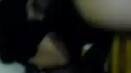 فيديو سكس عم يغطي على وجهه