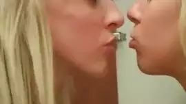 سحاقيات التقبيل في فم