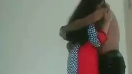 فتاة هندية ساخنة ذات شعر طويل تخلع قميصها وتتظاهر بالخارج أمام الكاميرا