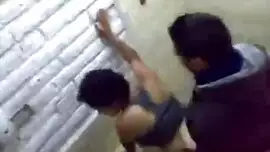 طالب سعودي ثنوي ينيك زميلته في الحمام الفيديوهات الإباحية