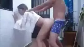 شاب يزنق و يحط صابون في كسها تخينة هندي في حمام