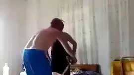 رجل ينيك بنتان صغيرتان مرهقات سكس نار