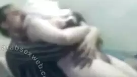 شاب مصري ينيك امه وبنتها
